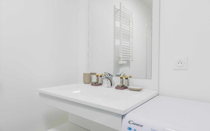 Modern apartment -2BR-4P- Flea market