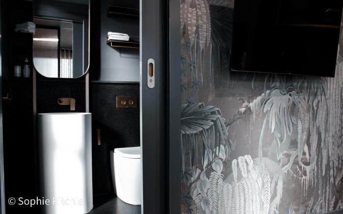 Tiny 'Lagoon' Escape – Soft, Serene, Central!