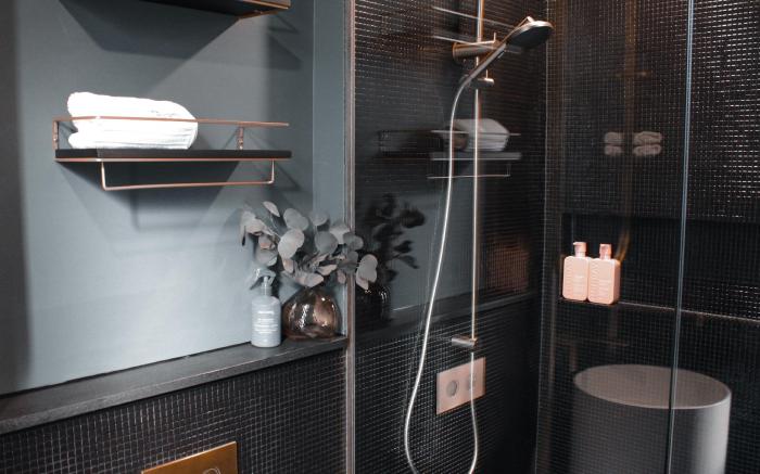 Tiny 'Lagoon' Escape – Soft, Serene, Central!