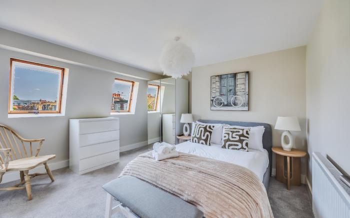 Beautiful 5 Bedroom 4 Bathroom House - FreeParking