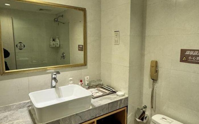 Chengdu Zhongxin Longwei Hotel Longquanyi Longping Road Metro Station Branch