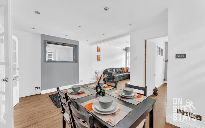 3 bedroom, 2 x space driveway and Wifi