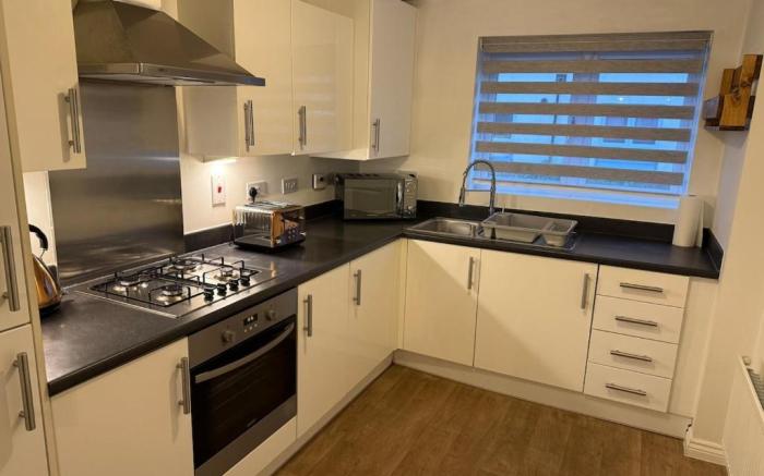 4Double Bed, 3.5 Bathrooms, Parking, Garden & Wifi