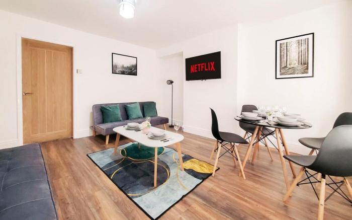*Spacious 3 Bedroom Home*- Near Nec, BHX (Airport)