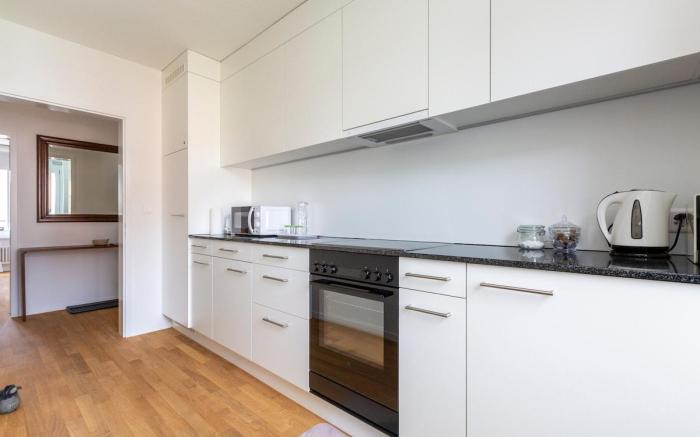 Apt 3A: Central Location: Spacious 2-BR Apartment