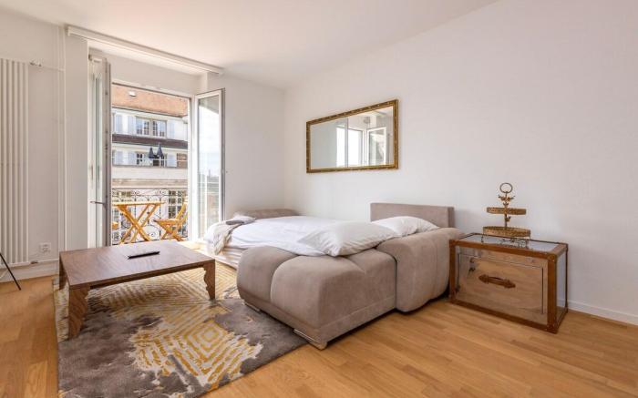 Apt 4A: Downtown: Spacious 2-BR Apartment