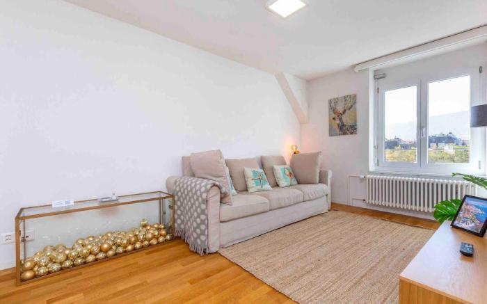 Apt 5B: Guest Fav - Downtown 2-BR Loft Apartment