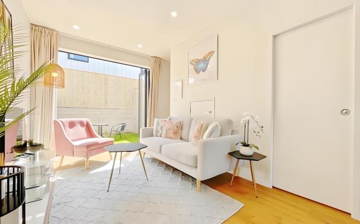 Two-Bed Townhouse with Courtyard & Parking 10/406