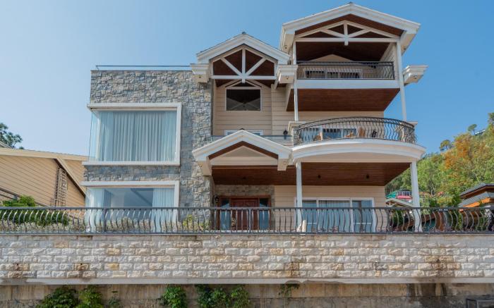 ELIVAAS privé The Royce Ultra-Luxe 4-BHK Villa With Private Pool, Jacuzzi & Hill Views