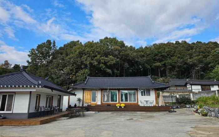 Goryeong Wide House with a Large Yard