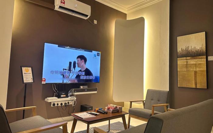Lovely Modern Home • Karaoke  @ Mount Austin JB