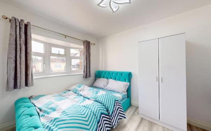 Spacious 3BR Home in Dagenham w/ 3-Car Driveway