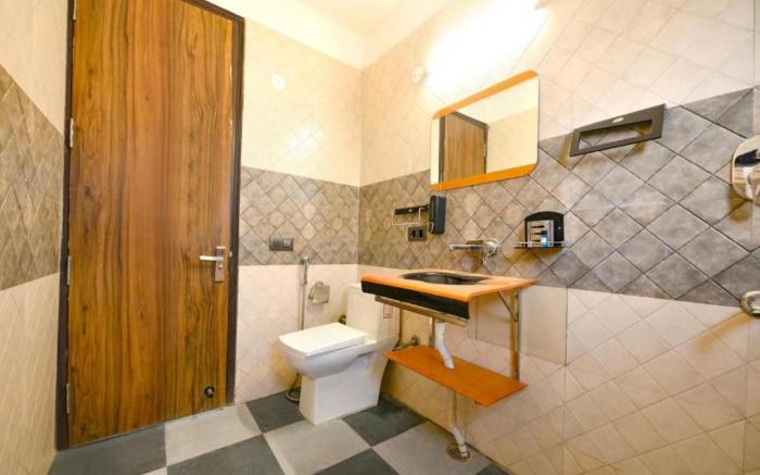 DM 1664 Premium Stay near Unitech Cyber Park
