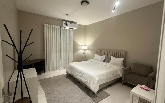 Elegant room and hall 40.