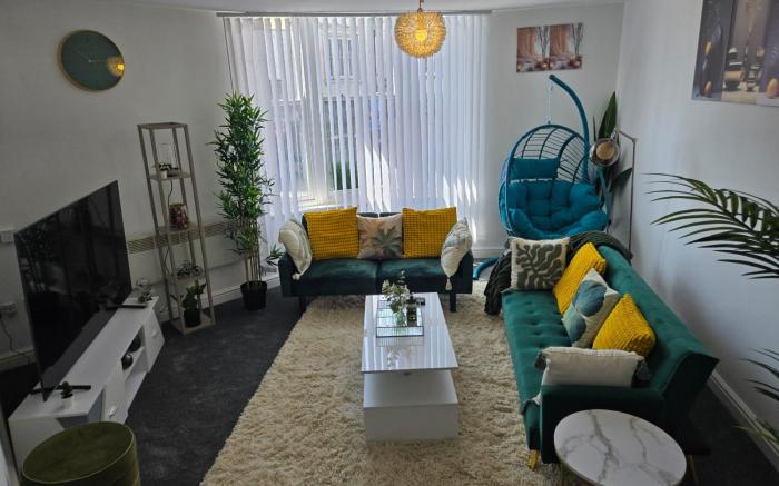 Luxury stylish Charming City Apartment with Private Entrance in Wolverhampton
