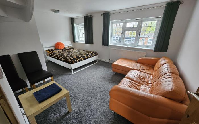 SnoozeDen Westmead – Windsor Castle & Legoland