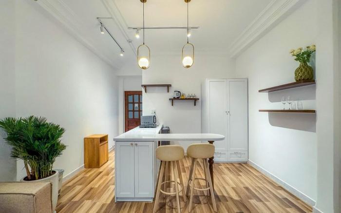 H"home: Căn hộ mới có ban công, thang máy quận 1