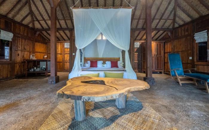 Nature House Near Waterfall–Peaceful Jungle Escape