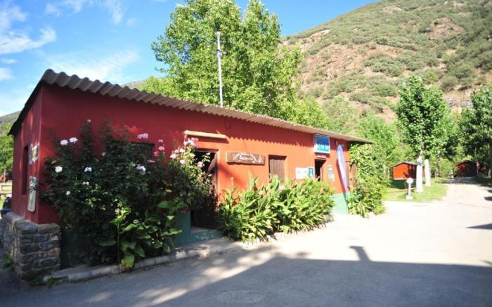 10 Bed Shared Room - Camping next to the river