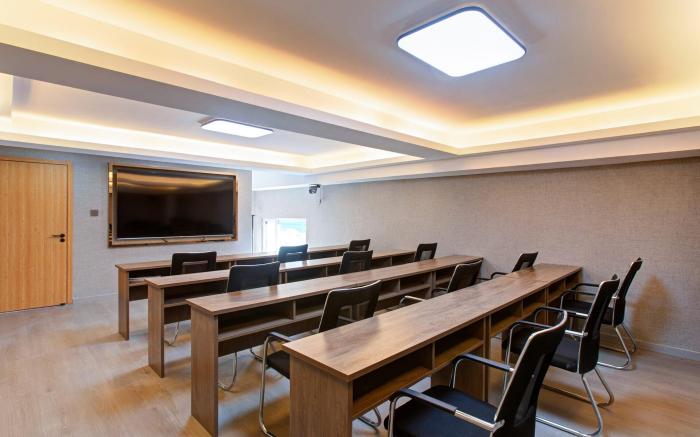 IU Hotel Taiyuan South Station East Square