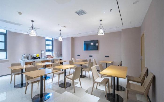 IU Hotel Shijiazhuang Xinbai Plaza Wanli Temple Pedestrian Street