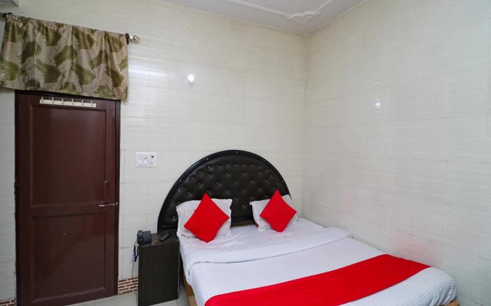 OYO 38116 Hotel Raj Golden