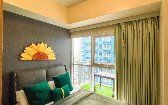 Sleek 3BR Condo | Walk to Okada | w/ Balcony