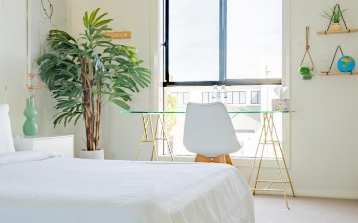 Bright & Airy 2BR | WiFi, Full Kitchen, Parking