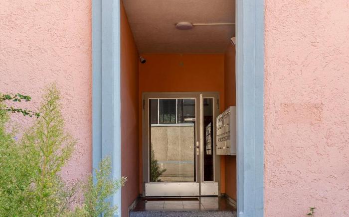 Apt 2B: Central Location: Spacious 2-BR Apartment