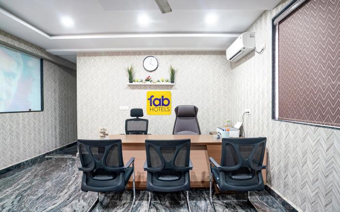 FabHotel Frendz - Nr Hitech City Metro Station