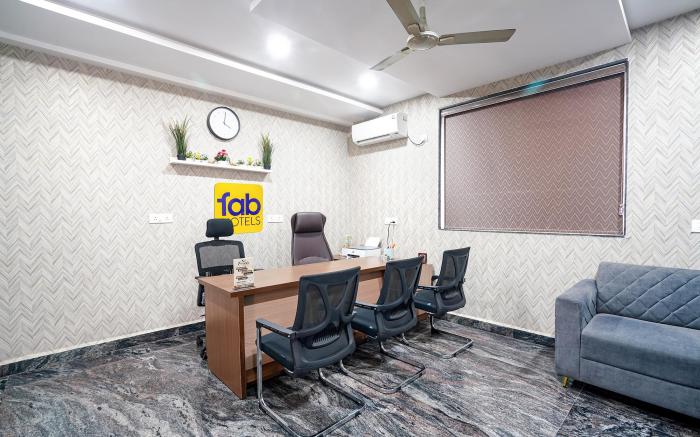 FabHotel Frendz - Nr Hitech City Metro Station