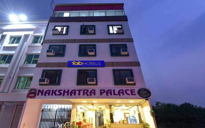 FabHotel Nakshatra Palace - 1km from Neelkanth Dhaam