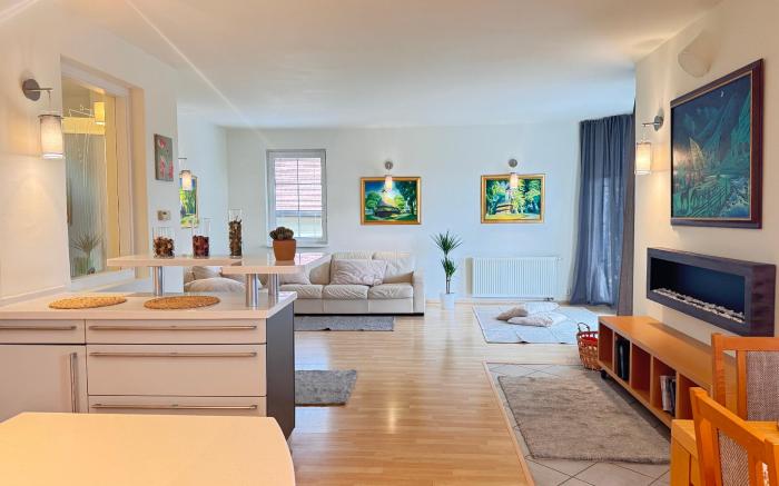 DiamondVilla, 4 bedroom Apartment, garden & spa