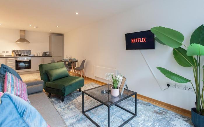 Central City Stay| 2 Bed 2 Bath| Sleeps 7|Netflix