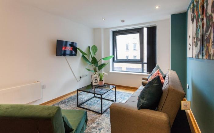 Central City Stay| 2 Bed 2 Bath| Sleeps 7|Netflix