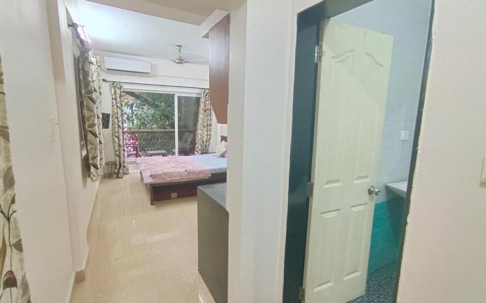 Cozy Studio Room with Balcony, AC, Wi-Fi, Backup,2
