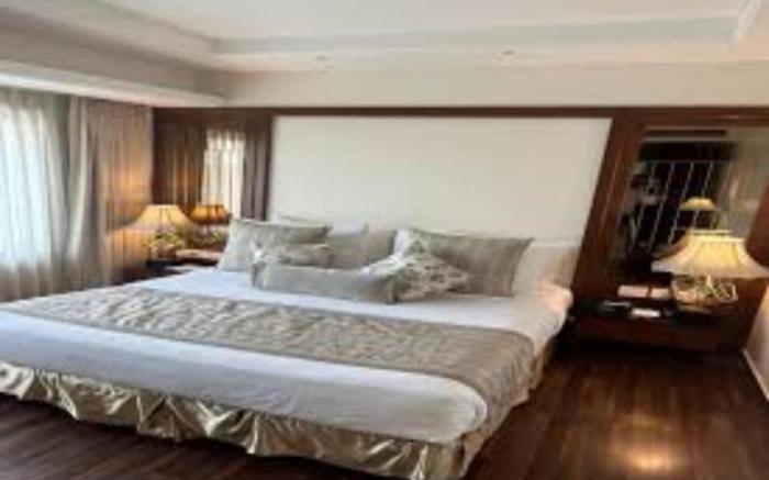 Relaxing Stay Near by  IGI Airport