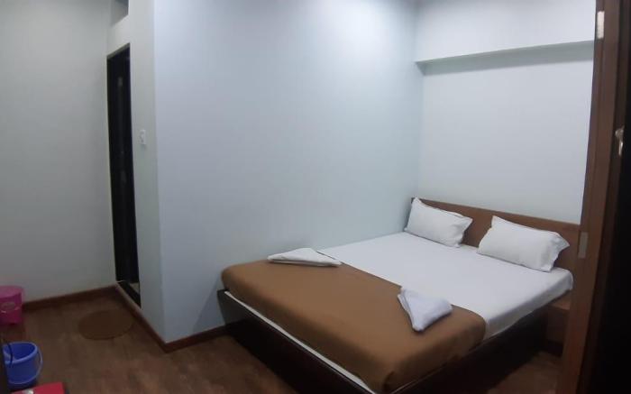 Rajhuns Deluxe Lodging