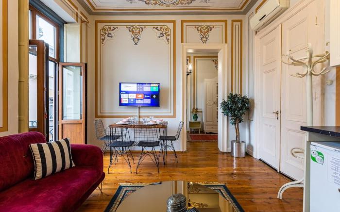 1+1 High Ceilinged Flat W/balcony,Sea view ,Galata