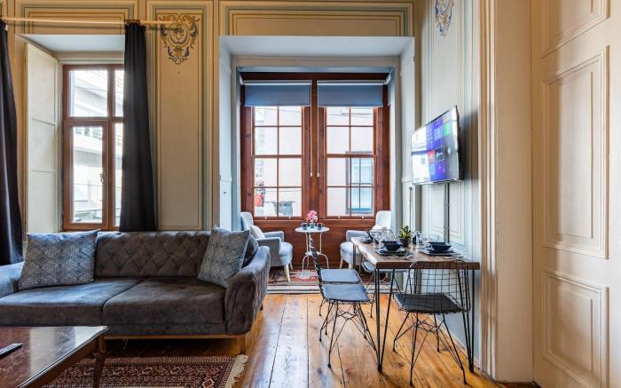 1+1 High Ceilinged Flat W/bay window ,Galata,Metro