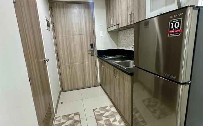 Unit near MOA and NAIA Airport w/Balcony @ Pasay