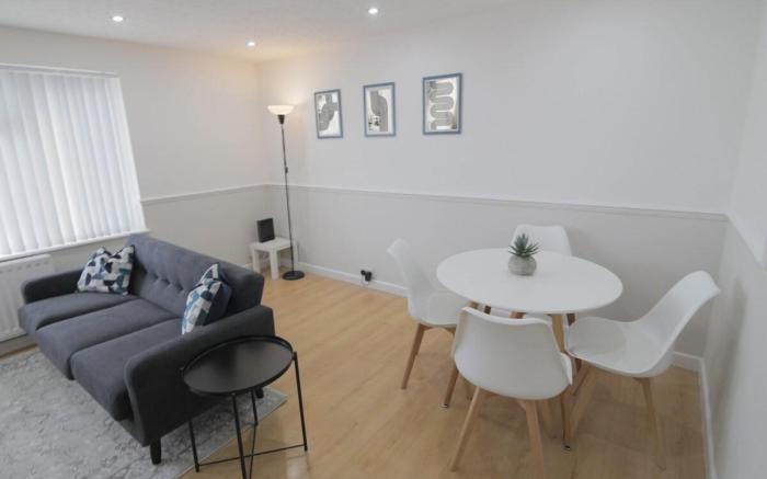 3Bed Central Flat - free parking