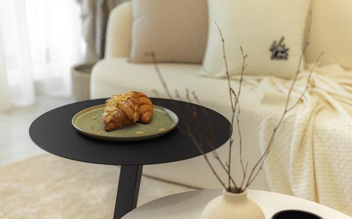 Modern Luxe Retreat, Elegant Comfort in the City