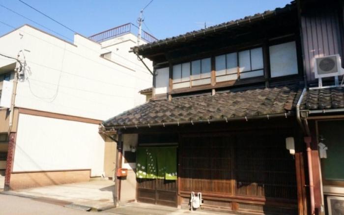 Machiya experience guest house "Honmachi House"