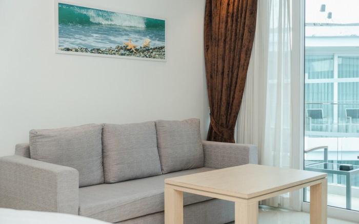 Oceanview Stay | Gym, Pool & Walk to Beach C198