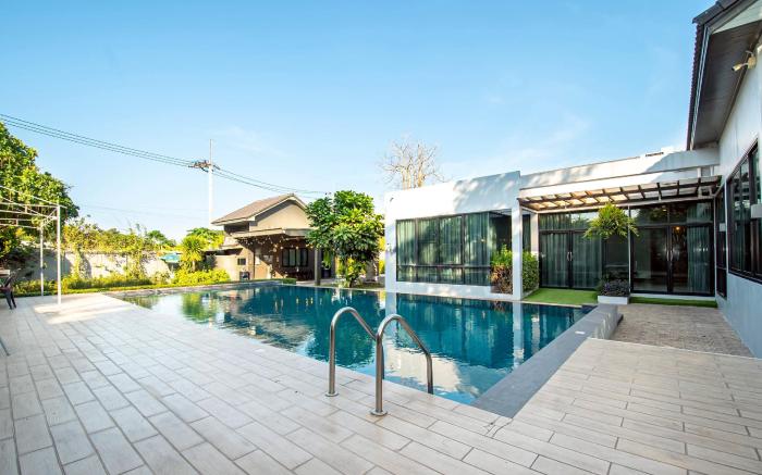Penny - Farthing Pool Villa