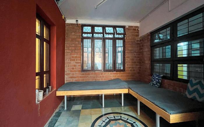 Rahees Bi Roambay - Backpacker Hostel