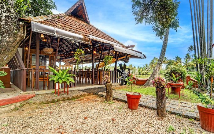 Alaya Stays Palm Dale Heritage Backwater Retreat