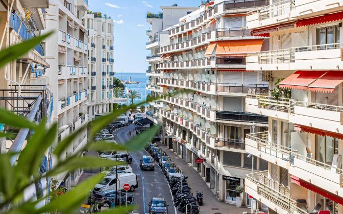 Harmonie with private terrace - near Croisette