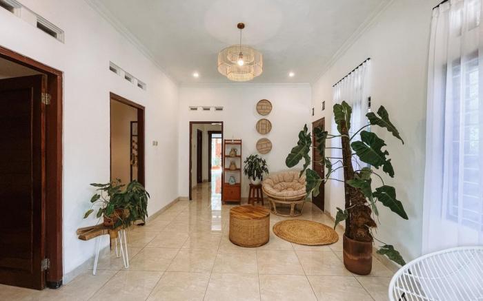 Spacious 6 Bedroom House Near Keraton Kamudi Jogja